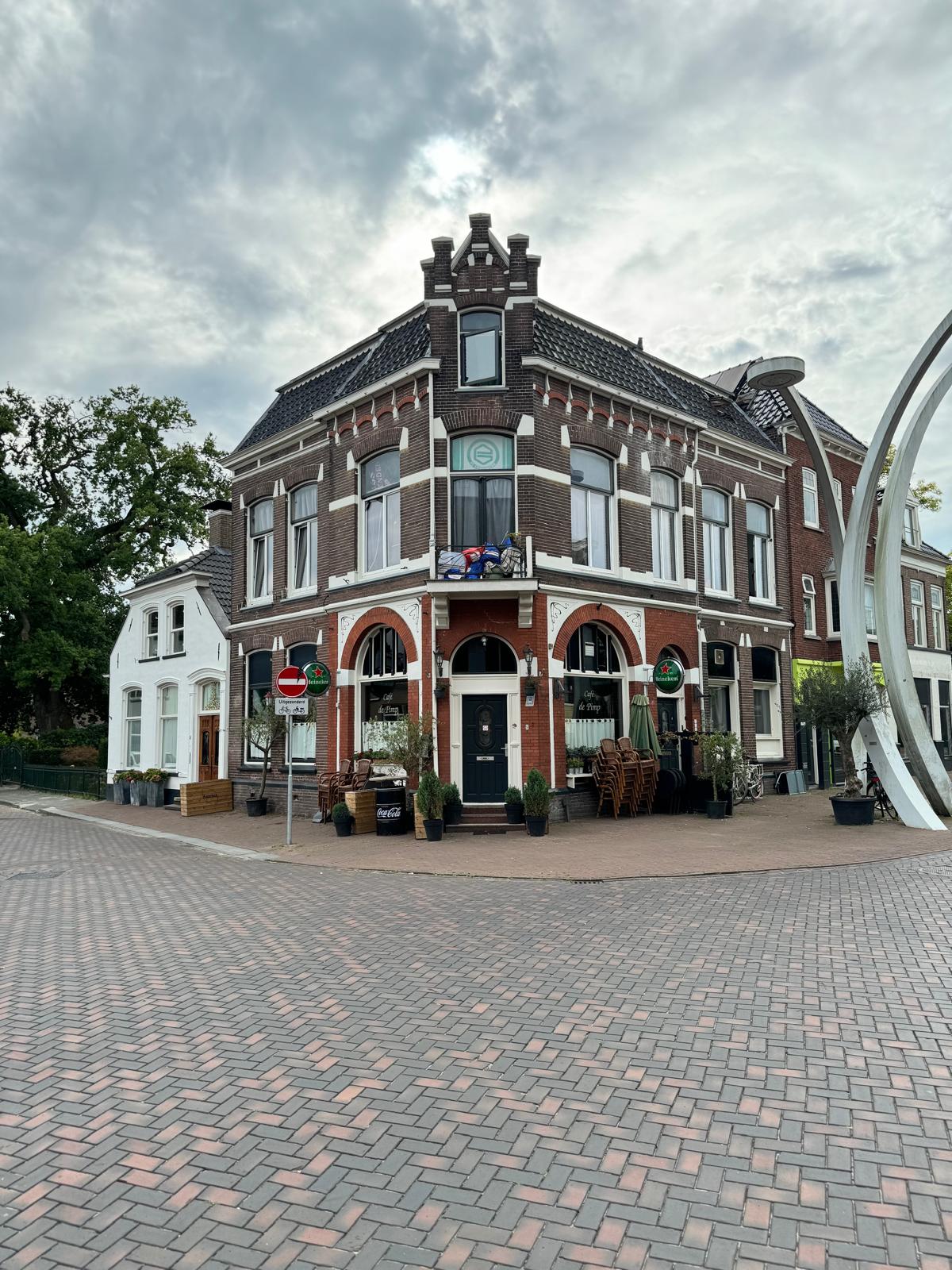 Café De PimpAan het Kerkplein in Assen, direct aan de rand van het centrum, vind je Café De Pimp. De kleinste bruine kroeg van Assen. Met enige regelmaat organiseert eigenaresse Nicole leuke en unieke themamiddagen en -avonden. Altijd supergezellig, sfeervol en gastvrij.  Kerkplein 5