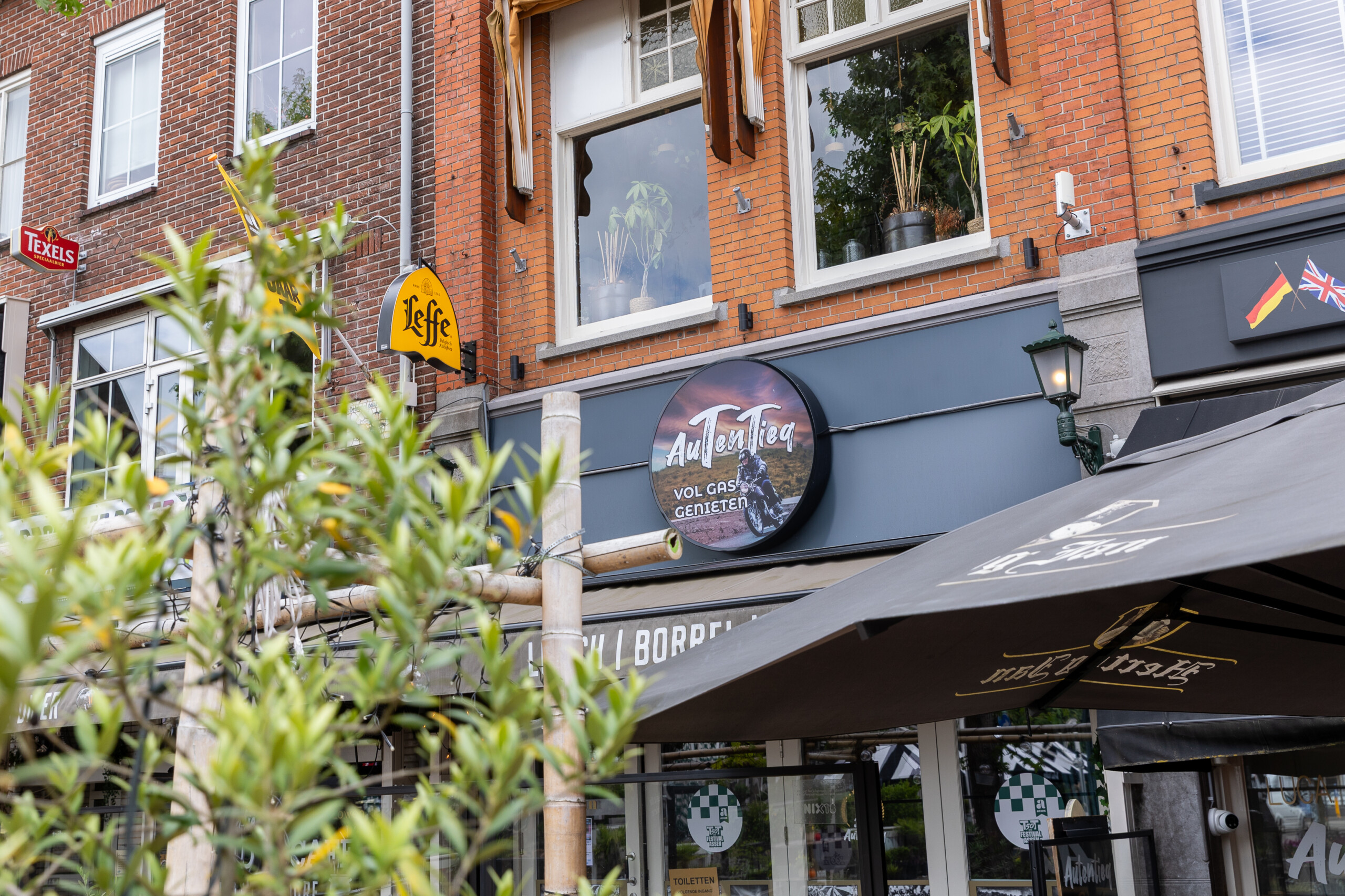 Autentieq Bij Autentieq geloven we in de kracht van gastvrijheid en gezelligheid. Onze locaties lenen zich uitstekend voor een lunch, diner of borrel, of simpelweg voor een kopje koffie met gebak in het gezellige Assense stadscentrum. Bij ons kan je de hele dag genieten van ontelbaar veel speciaalbieren of unieke whisky’s.