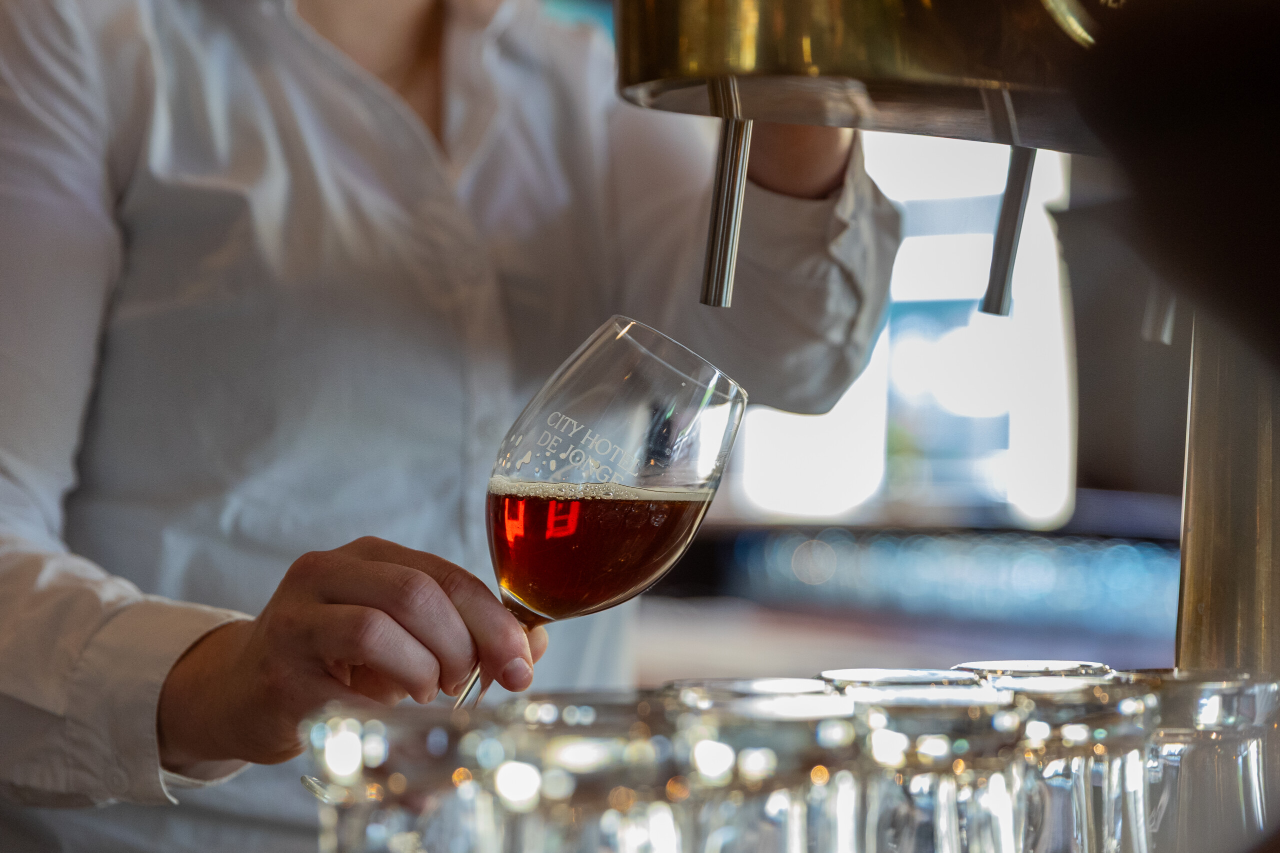 Hotel de Jonge In ons restaurant in Assen kun je terecht voor een smakelijke lunch, heerlijke koffie, een feestelijke borrel of een culinair diner. De liefde voor ambachtelijke en eerlijke ingrediënten vind je terug in een verscheidenheid aan klassieke en eigentijdse gerechten en lokale dranken.