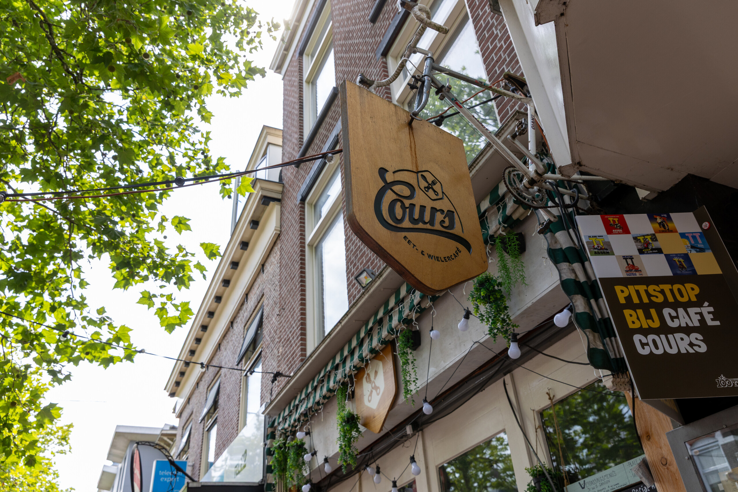 Café CoursEen plek waar sfeer, goed eten en gezelligheid centraal staan! We noemen ons een wielercafé, maar onze deuren staan open voor iedereen. Een actieve fietser, een sportieve bourgondier of een geduldige trapper, voor ons maakt het niet uit. Een kaart vol verrassingen voor lunch, diner en alles daar omheen.