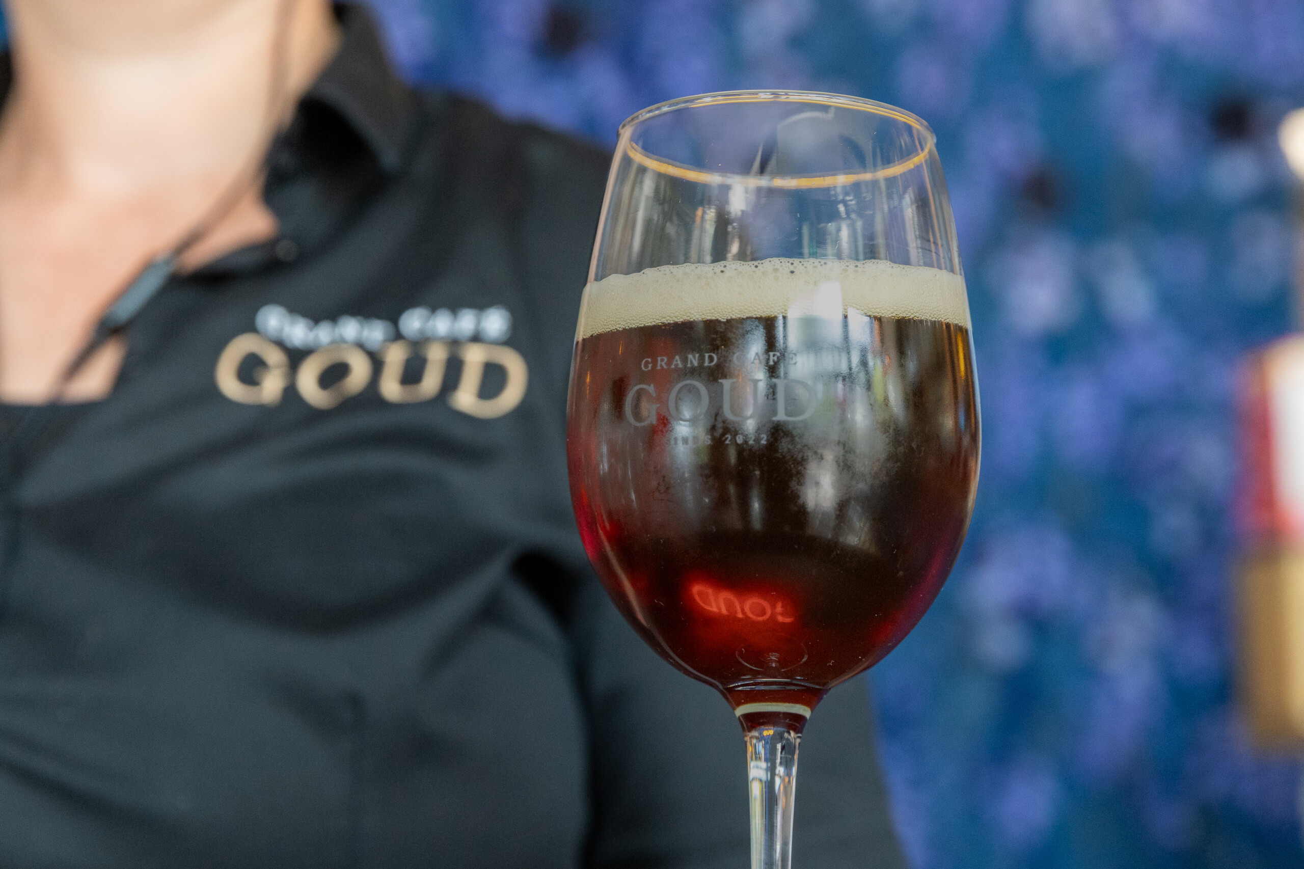 Grand café Goud Bij Grand Café Goud ben je aan het juiste adres voor een goede bak koffie, een smakelijke lunch, huisgemaakt gebak, een goed gesprek én een fijne beleving. Of je nu aan het werk bent, bijkletst met vrienden of geniet met familie — het kan allemaal. Goud is in het Drents gewoon Goed. En bij ons is het goed.