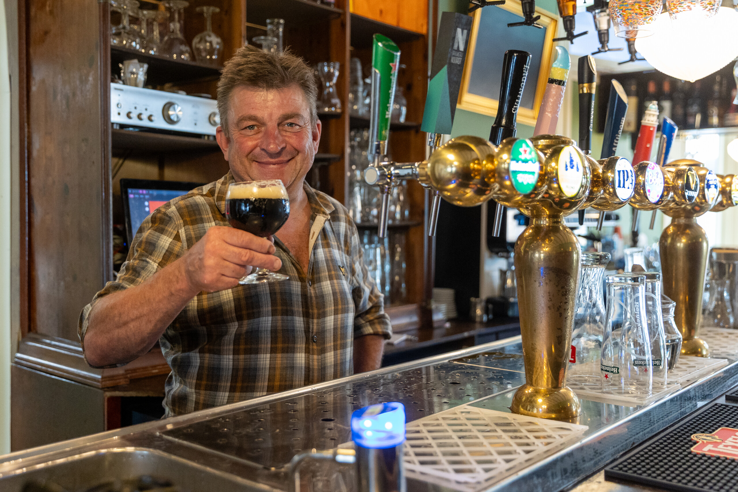 De Drie Esschen Brasserie De Drie Esschen kijkt uit op de prachtige Brink, omringd door minstens zo mooie bomen. Je bent welkom voor een goede kop koffie of thee, een smaakvolle lunch, borrelplanken, bittergarnituur of een heerlijk diner. We schenken 8 bieren van de tap en serveren met trots een uitgebreide wijnkaart.