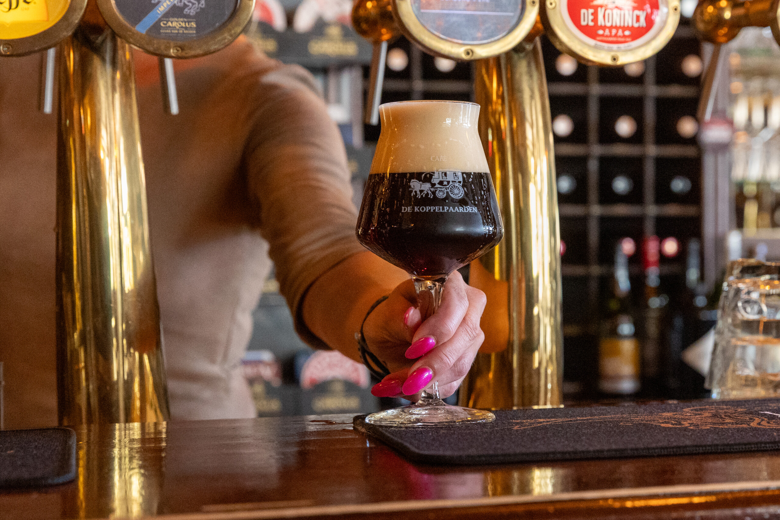 De Koppelpaarden Met 20 bieren van de tap en zo’n 300 bieren op fles en blik is er voor iedereen iets te vinden. Ook voor een goed glas wijn, een mooie whiskey of koffie met huisgemaakt gebak ben je bij ons aan het juiste adres. Alles geserveerd met een uitgebreide hapjeskaart en blues-, soul- of popmuziek op de achtergrond.
