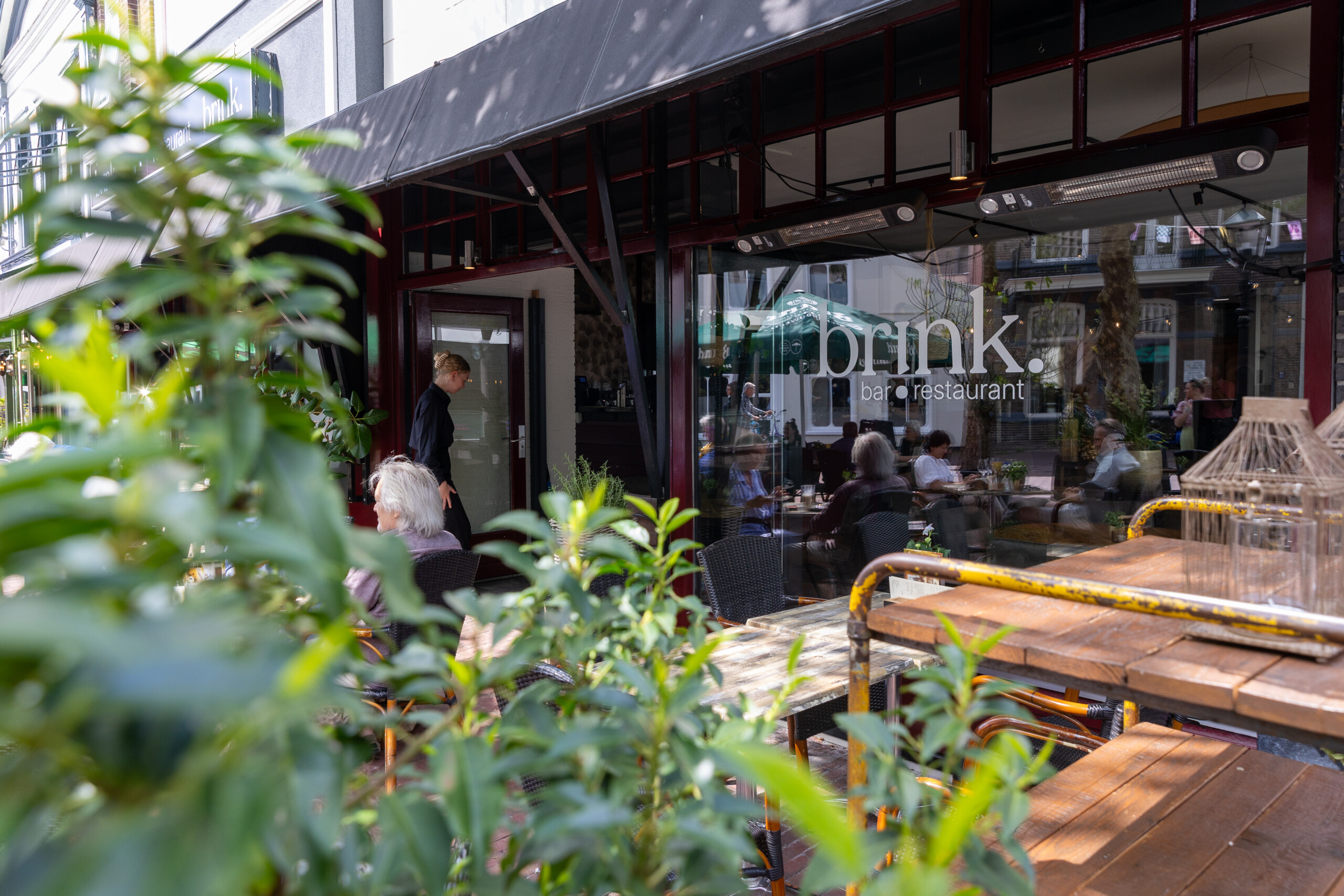 Brink. Bij BRINK. geniet je van lunch, diner en borrel in een stijlvolle maar toegankelijke sfeer. Er wordt gewerkt met lokale producten en gekookt met de seizoenen mee. Mooie wijnen, verse cocktails, een ruime keuze aan bier en lekkere gerechten en borrelhapjes maken het compleet. Gastvrij, gemoedelijk en met nét dat beetje extra.