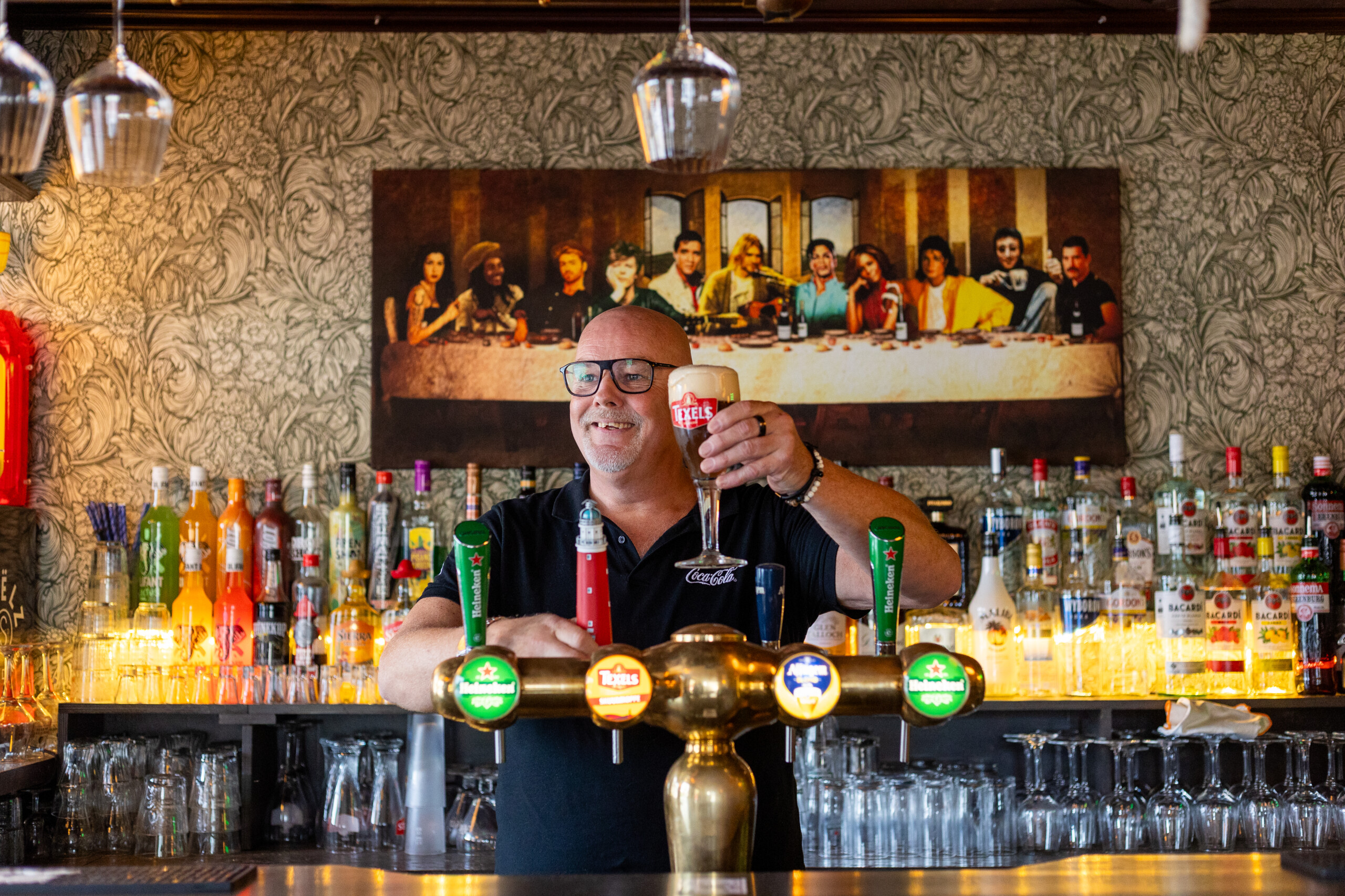 Café De Oude EikMidden in het centrum van Assen, aan het Kerkplein, vind je Café De Oude Eik. Een kleine, gezellige bruine kroeg waar je binnenstapt voor een goed glas bier en zomaar wat langer blijft hangen. Ongedwongen, gastvrij en met de sfeer van een echte kroeg: precies zo’n plek waar een gezellige middag vanzelf overgaat in een gezellige avond.