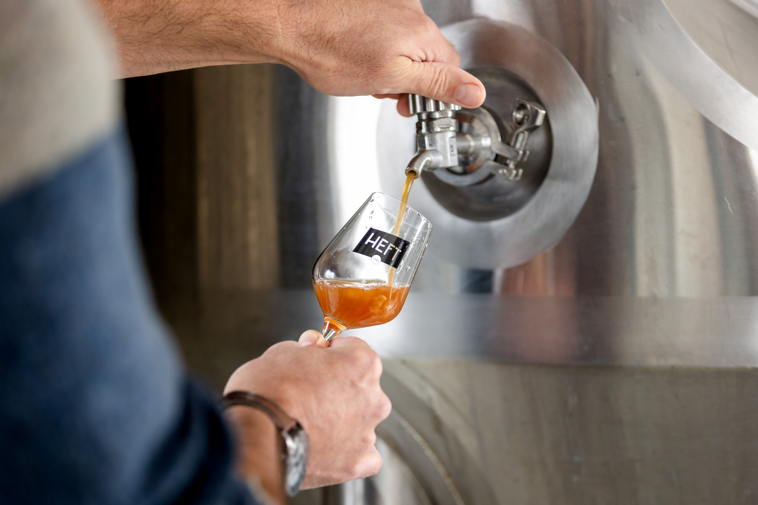 Brouwerij HEFTIn de iconische Hoge Graansilo aan de Havenkade brouwt HEFT eigenzinnige Assense speciaalbieren. In het proeflokaal drink je letterlijk naast de brouwketels en buiten vind je een ruime beergarden. Van fris en blond tot donker en stevig: ieder HEFT-bier heeft zijn eigen karakter. Een bijzondere plek voor iedereen die graag ontdekt waar zijn bier vandaan komt.